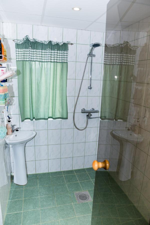 Mere Kodumajutus Kärdla Exteriör bild